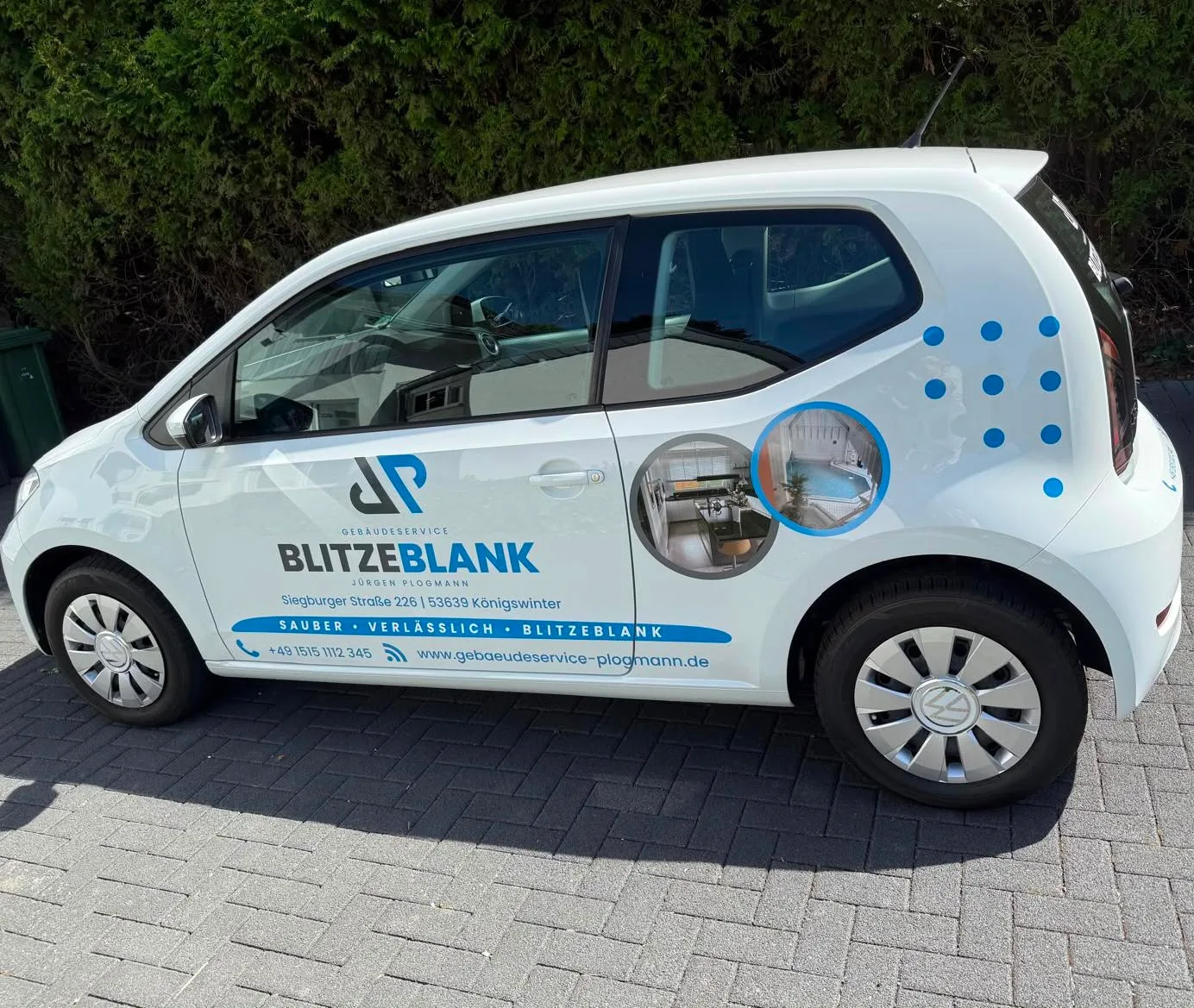 Firmenfahrzeug von Gebäudeservice Blitzeblank mit Firmenbeschriftung, Seitenansicht