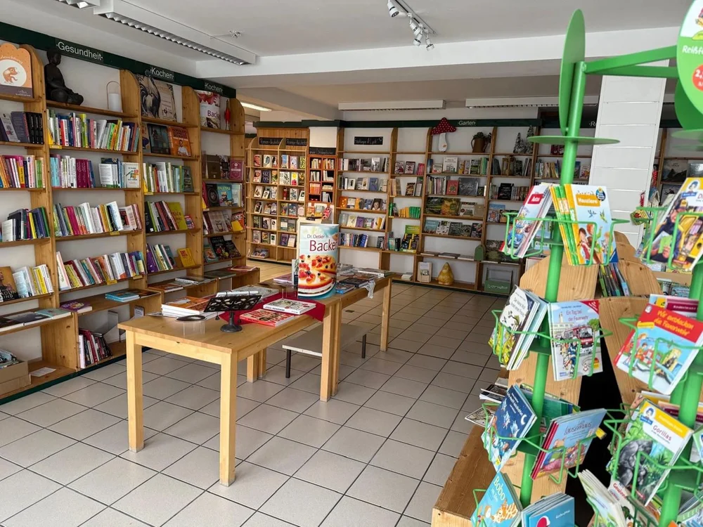 Verkaufsfläche der Buchhandlung mit Büchertischen