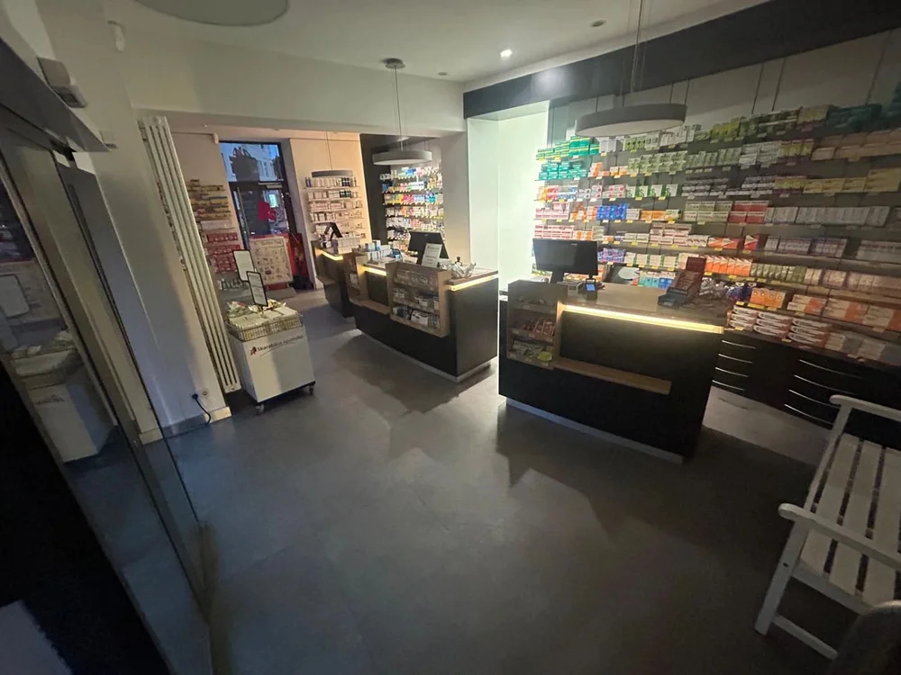 Gereinigter Verkaufsraum der Skarabäus Apotheke Köln