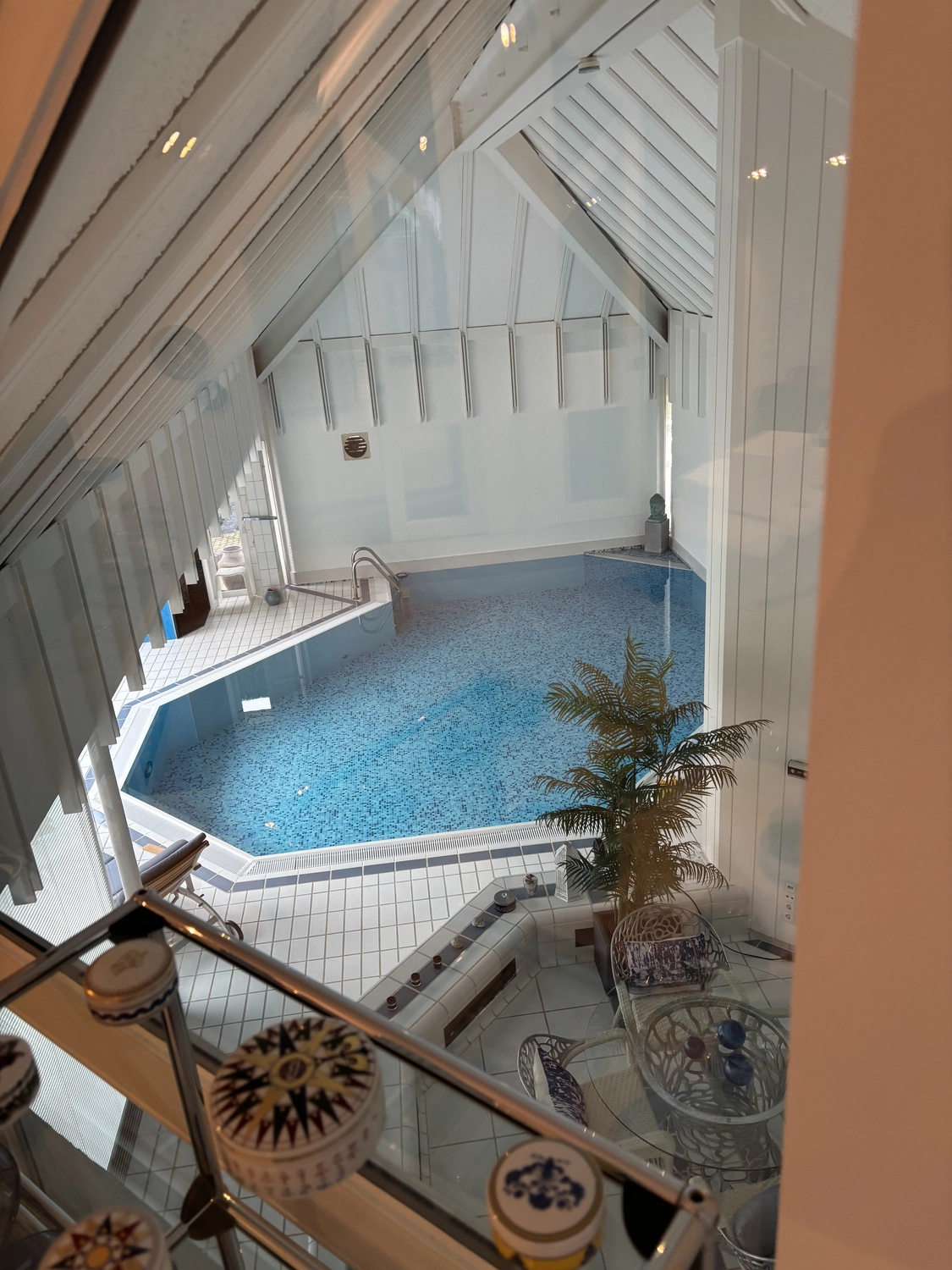 Blitzeblank - Gebäudeservice - Hotelinnenraum mit Pool